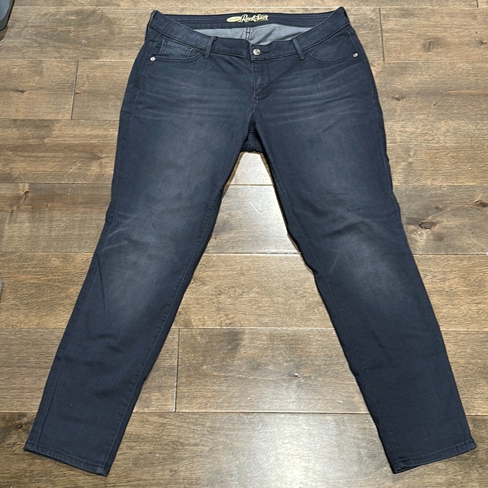 Old Navy Lowrise Rockstar Denim Women’s size 14 Regular